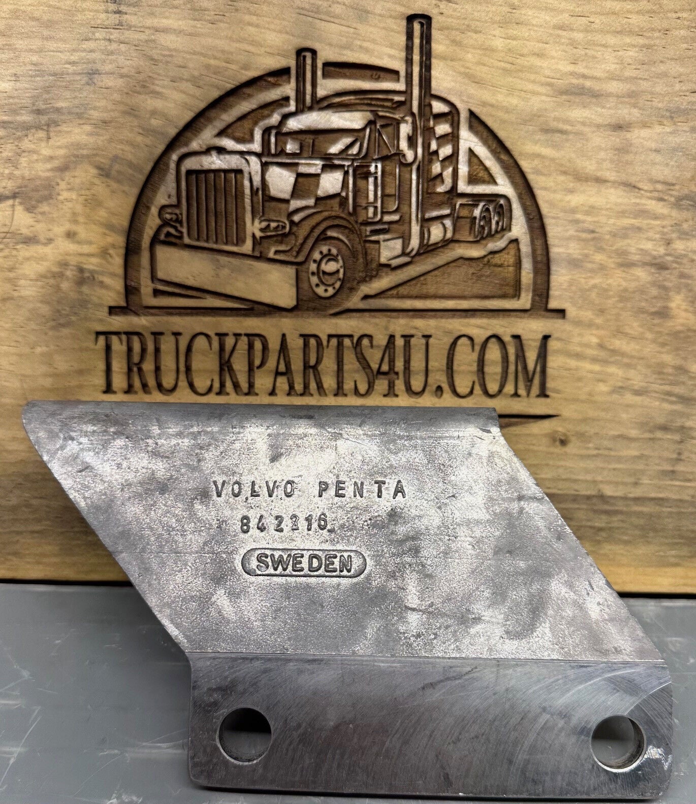 Front view of Volvo Penta 842216 reverse gear bracket – MG502, IRM220, new genuine NOS